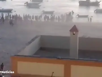 El momento en el que decenas de personas intentan robar la droga incautada por la Policía en una playa de Cádiz