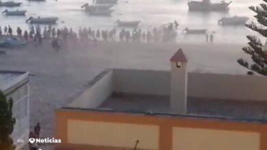 El momento en el que decenas de personas intentan robar la droga incautada por la Policía en una playa de Cádiz