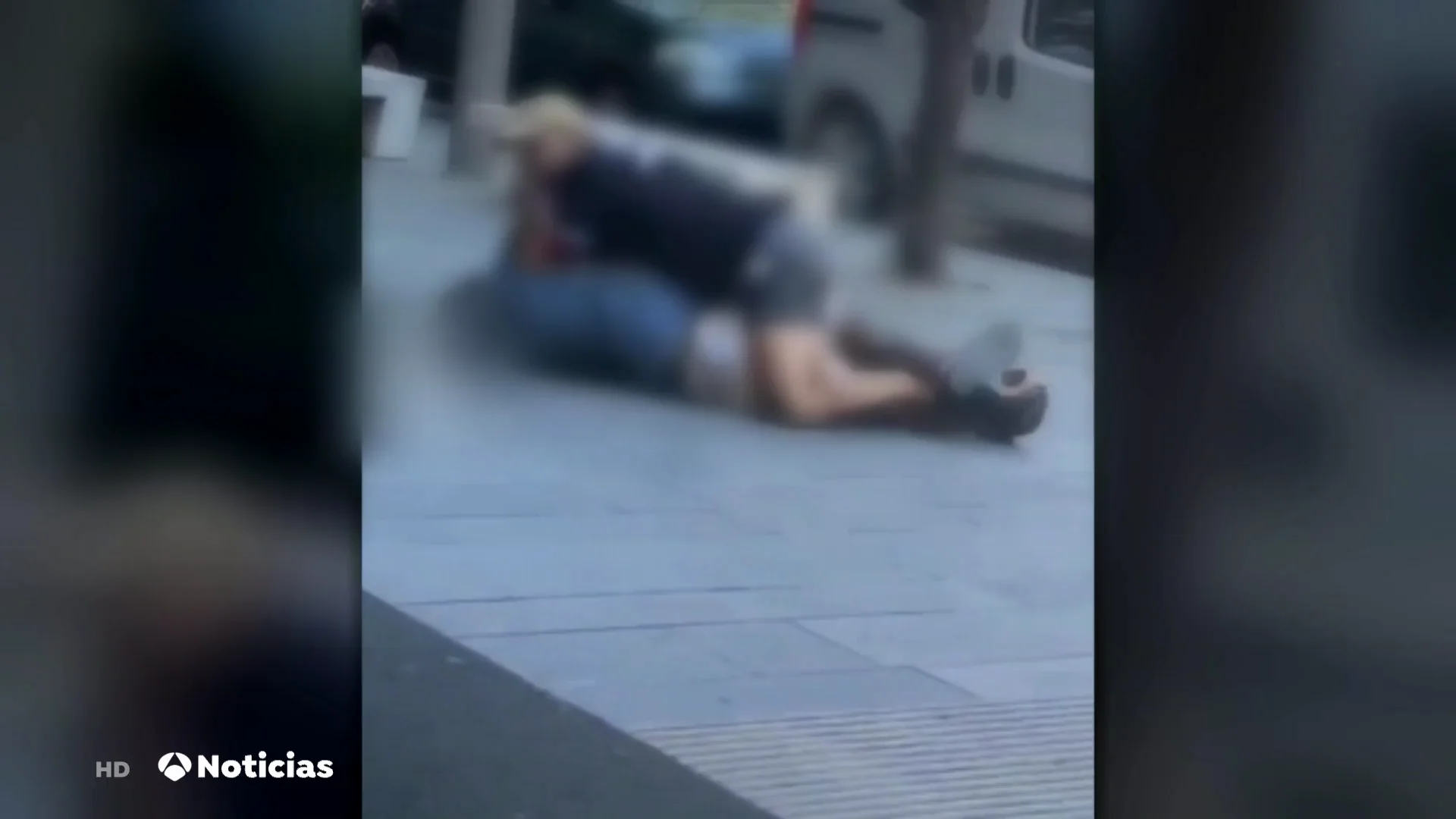 Brutal asesinato a plena luz del día en Italia: la gente lo grabó y subió a redes sociales, pero nadie intervino Brutal asesinato a plena luz del día en Italia: la gente lo grabó y subió a redes sociales, pero nadie intervino