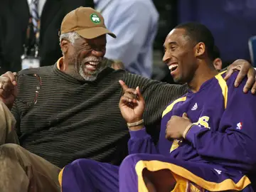 Bill Russell junto a Kobe Bryant en una fotografía tomada en 2007