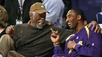Bill Russell junto a Kobe Bryant en una fotografía tomada en 2007