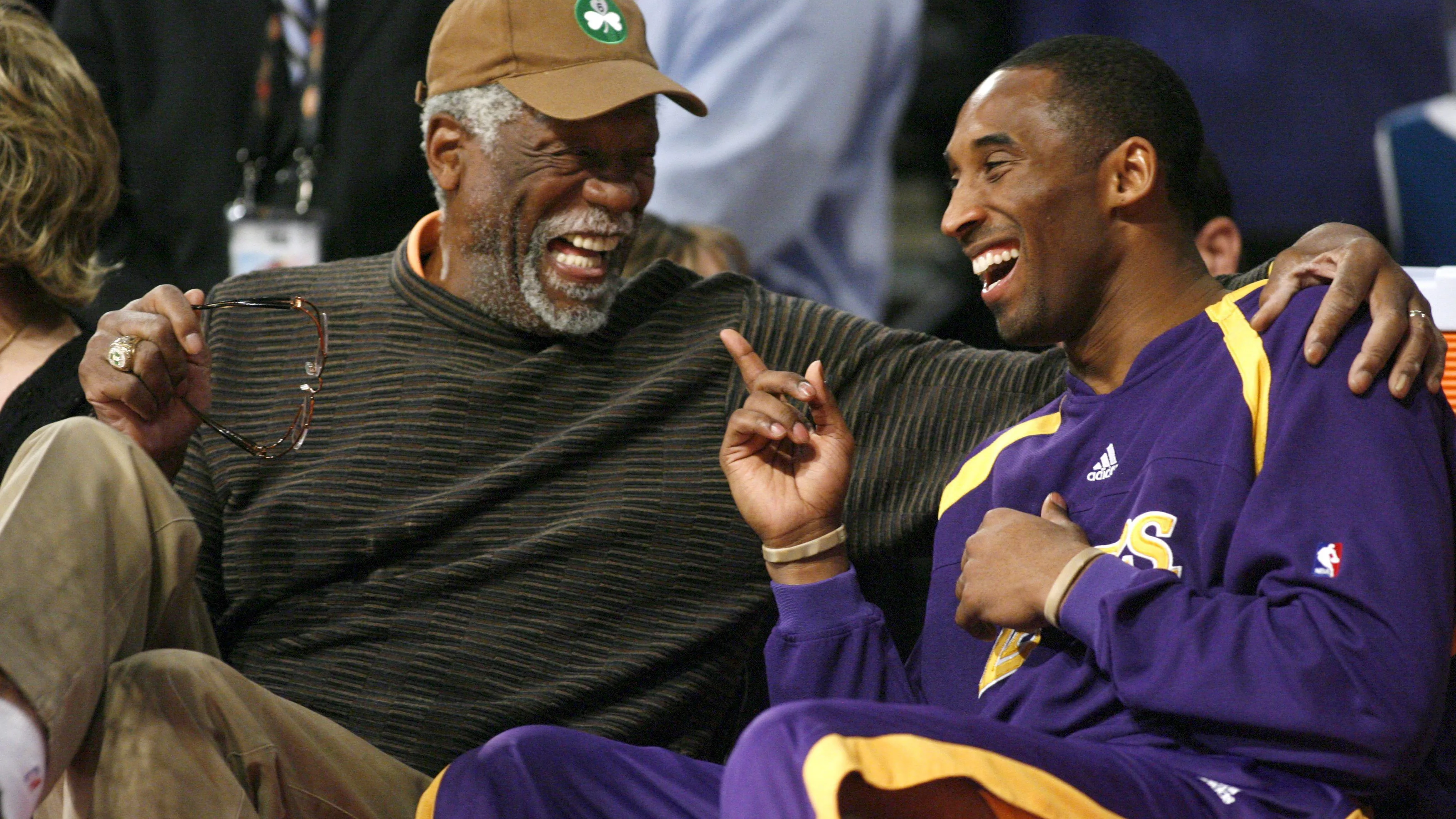 Bill Russell junto a Kobe Bryant en una fotograf&iacute;a tomada en 2007