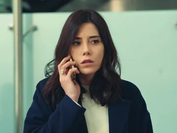 ¡Asya, detenida por la policía cuando estaba a punto de coger el avión a Londres! ¡Asya, detenida por la policía cuando estaba a punto de coger el avión a Londres!