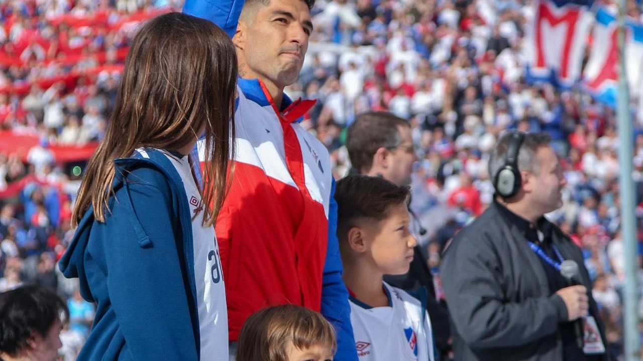 Luis Su&aacute;rez durante su presentaci&oacute;n con Nacional de Montevideo