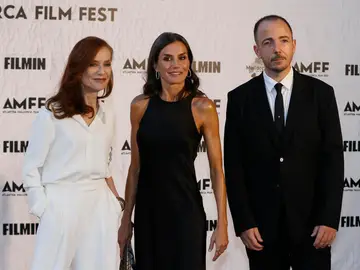 La reina Letizia y la actriz francesa Isabelle Huppert (i), acompañadas por el director del festival, Jaume Ripoll La reina Letizia y la actriz francesa Isabelle Huppert (i), acompañadas por el director del festival, Jaume Ripoll