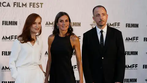 La reina Letizia y la actriz francesa Isabelle Huppert (i), acompañadas por el director del festival, Jaume Ripoll La reina Letizia y la actriz francesa Isabelle Huppert (i), acompañadas por el director del festival, Jaume Ripoll