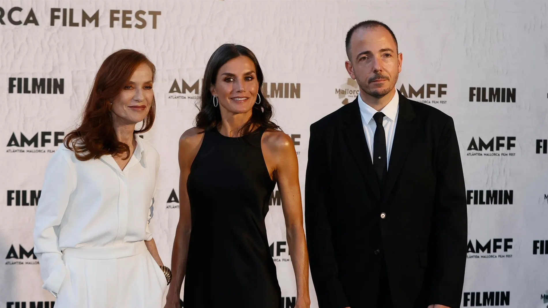 La reina Letizia y la actriz francesa Isabelle Huppert (i), acompañadas por el director del festival, Jaume Ripoll