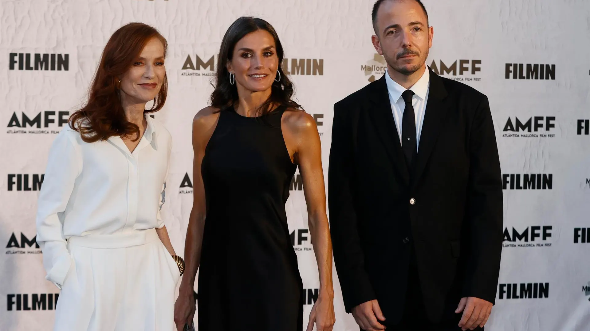 La reina Letizia y la actriz francesa Isabelle Huppert (i), acompa&ntilde;adas por el director del festival, Jaume Ripoll