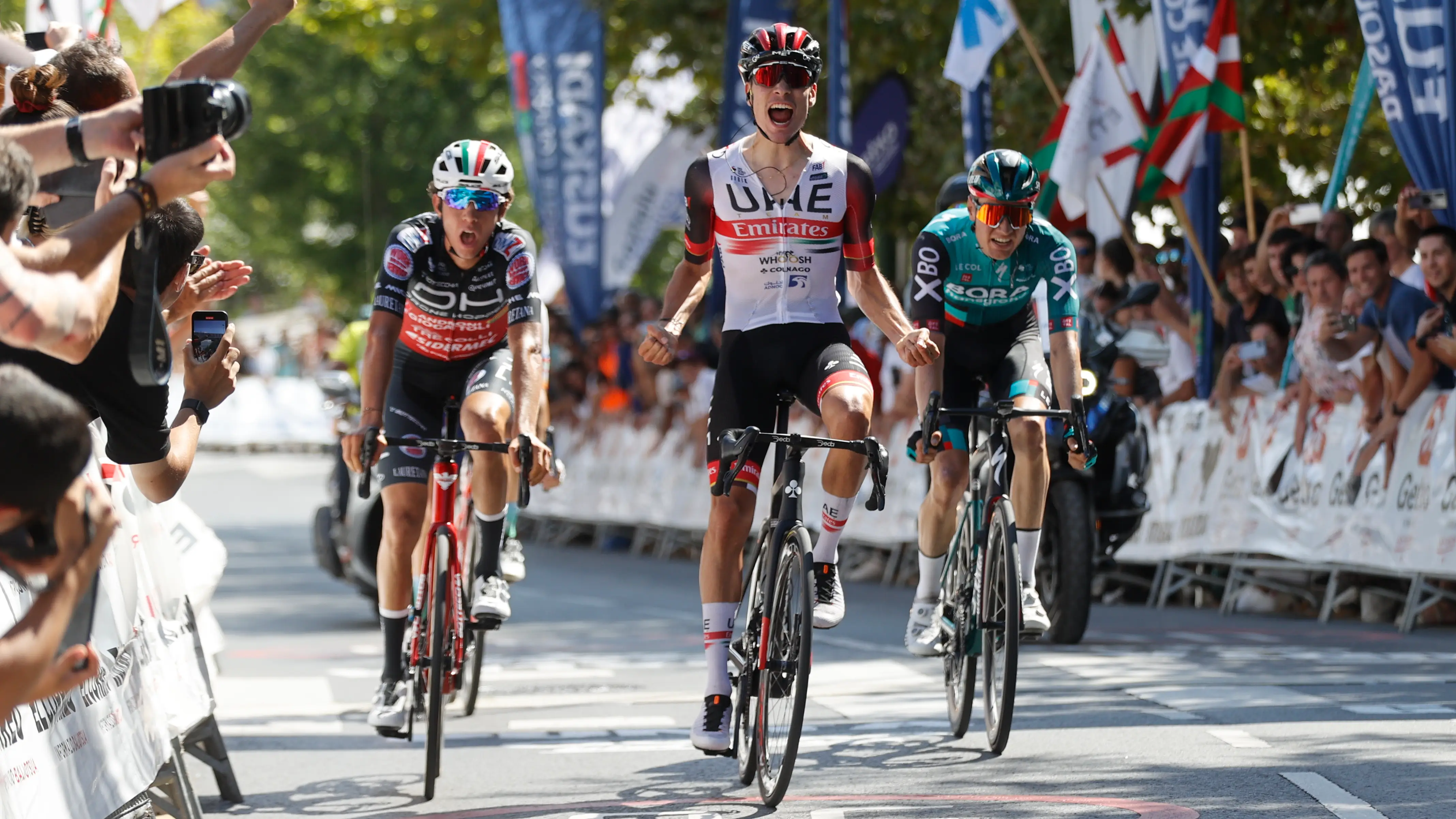 Juan Ayuso celebra su primer triunfo profesional en el Circuito de Getxo Juan Ayuso celebra su primer triunfo profesional en el Circuito de Getxo