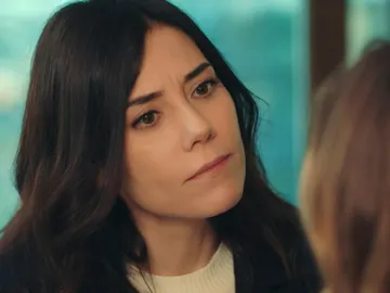 Asya se enfrenta a Derin y se defiende de sus duras acusaciones: “Aras y yo no tuvimos nada que ver con la muerte de tu padre” Asya se enfrenta a Derin y se defiende de sus duras acusaciones: “Aras y yo no tuvimos nada que ver con la muerte de tu padre”