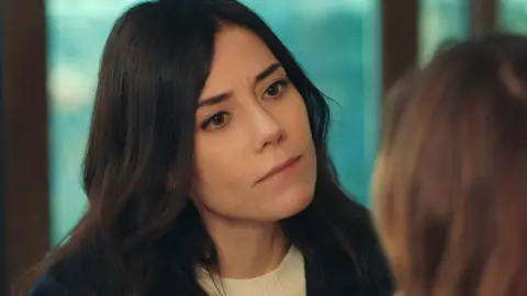 Asya se enfrenta a Derin y se defiende de sus duras acusaciones: “Aras y yo no tuvimos nada que ver con la muerte de tu padre” Asya se enfrenta a Derin y se defiende de sus duras acusaciones: “Aras y yo no tuvimos nada que ver con la muerte de tu padre”