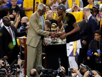 Kevin Durant recibe el trofeo de la NBA de manos de Bill Russell