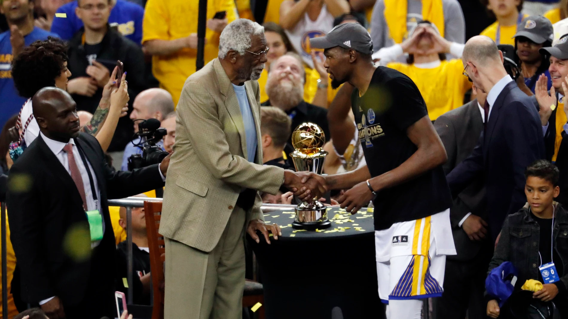 Kevin Durant recibe el trofeo de la NBA de manos de Bill Russell
