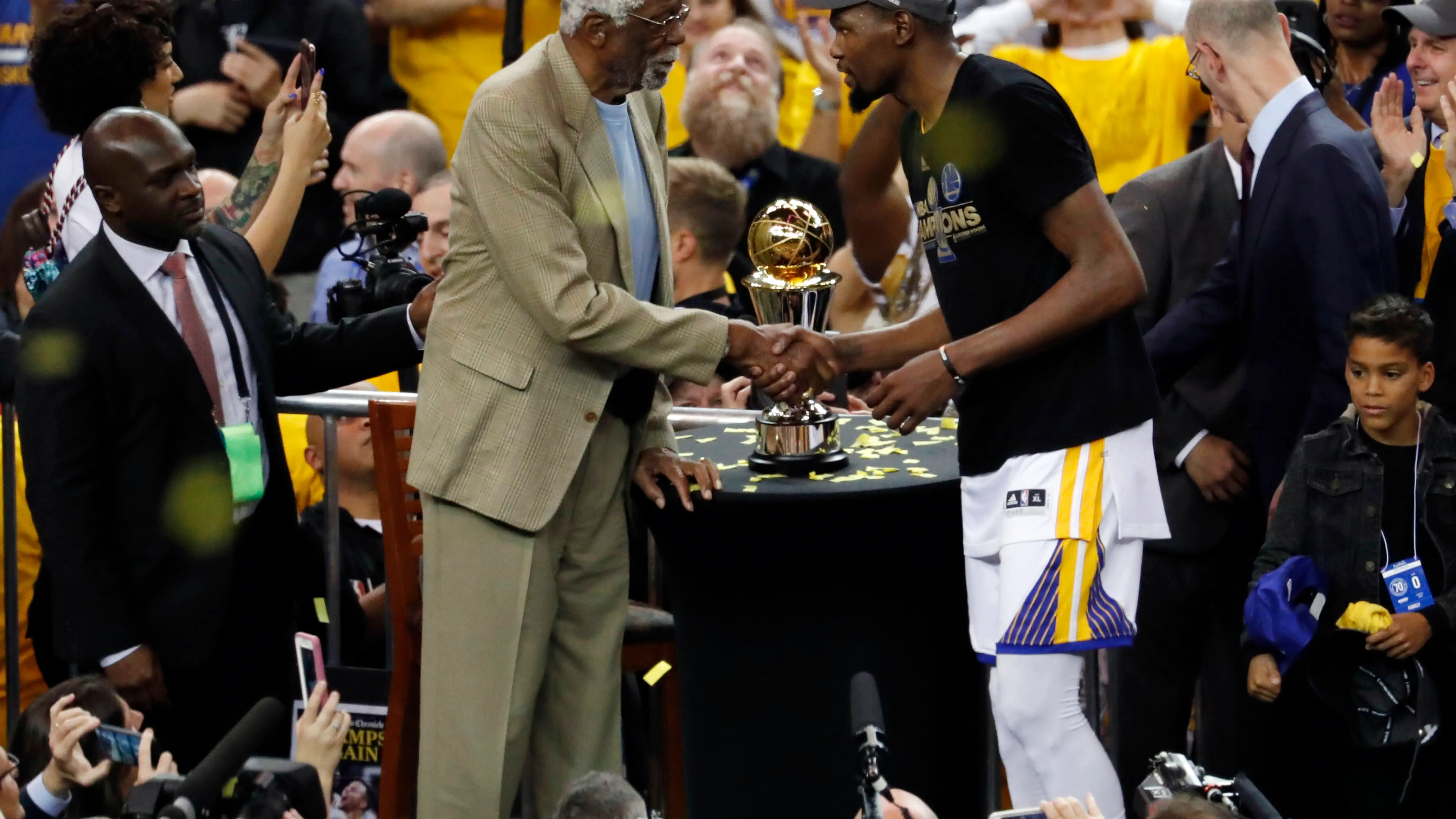 Kevin Durant recibe el trofeo de la NBA de manos de Bill Russell Kevin Durant recibe el trofeo de la NBA de manos de Bill Russell
