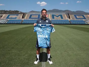 Cesc Fàbregas posa con la camiseta del Como 1907 en el Stade Giuseppe-Sinigaglia Cesc Fàbregas posa con la camiseta del Como 1907 en el Stade Giuseppe-Sinigaglia