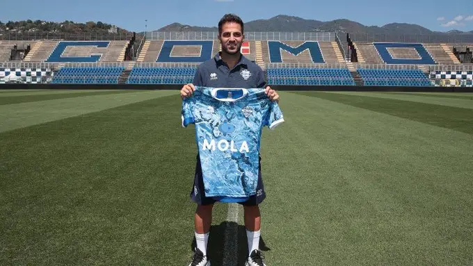 Cesc Fàbregas posa con la camiseta del Como 1907 en el Stade Giuseppe-Sinigaglia Cesc Fàbregas posa con la camiseta del Como 1907 en el Stade Giuseppe-Sinigaglia
