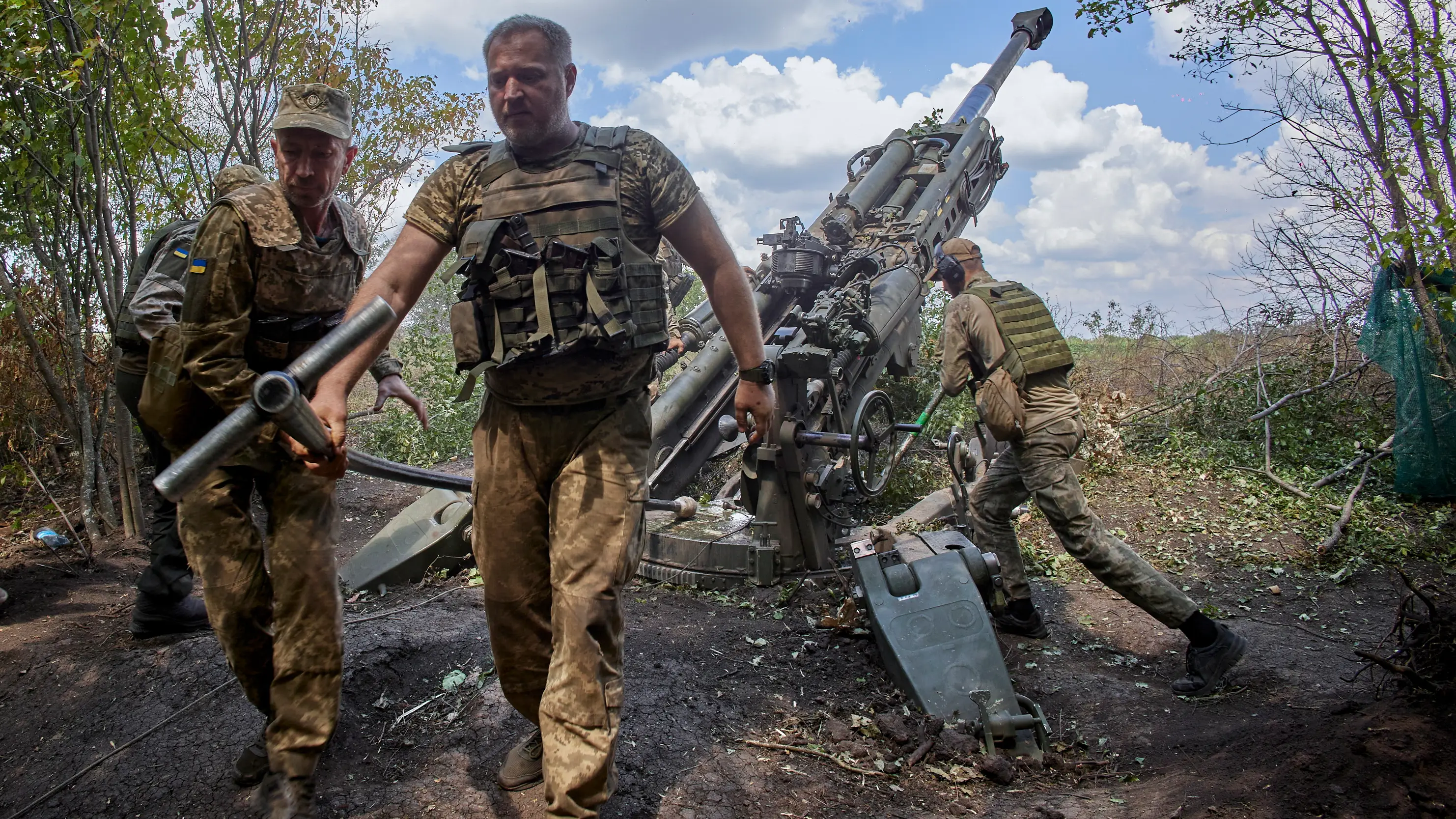 Soldado ucraniano en el área de Jarkóv Soldado ucraniano en el área de Jarkóv