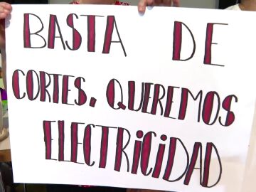 Uno de los carteles que hay en el centro cívico en señal de protesta, ante los cortes de luz 