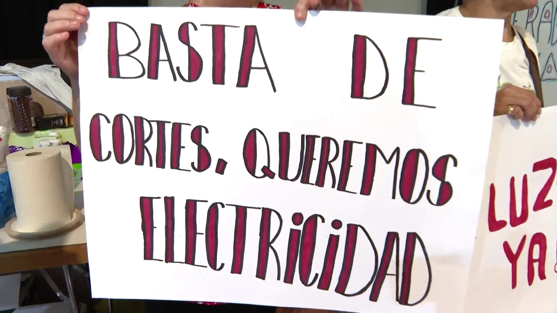 Uno de los carteles que hay en el centro cívico en señal de protesta, ante los cortes de luz Sevilla