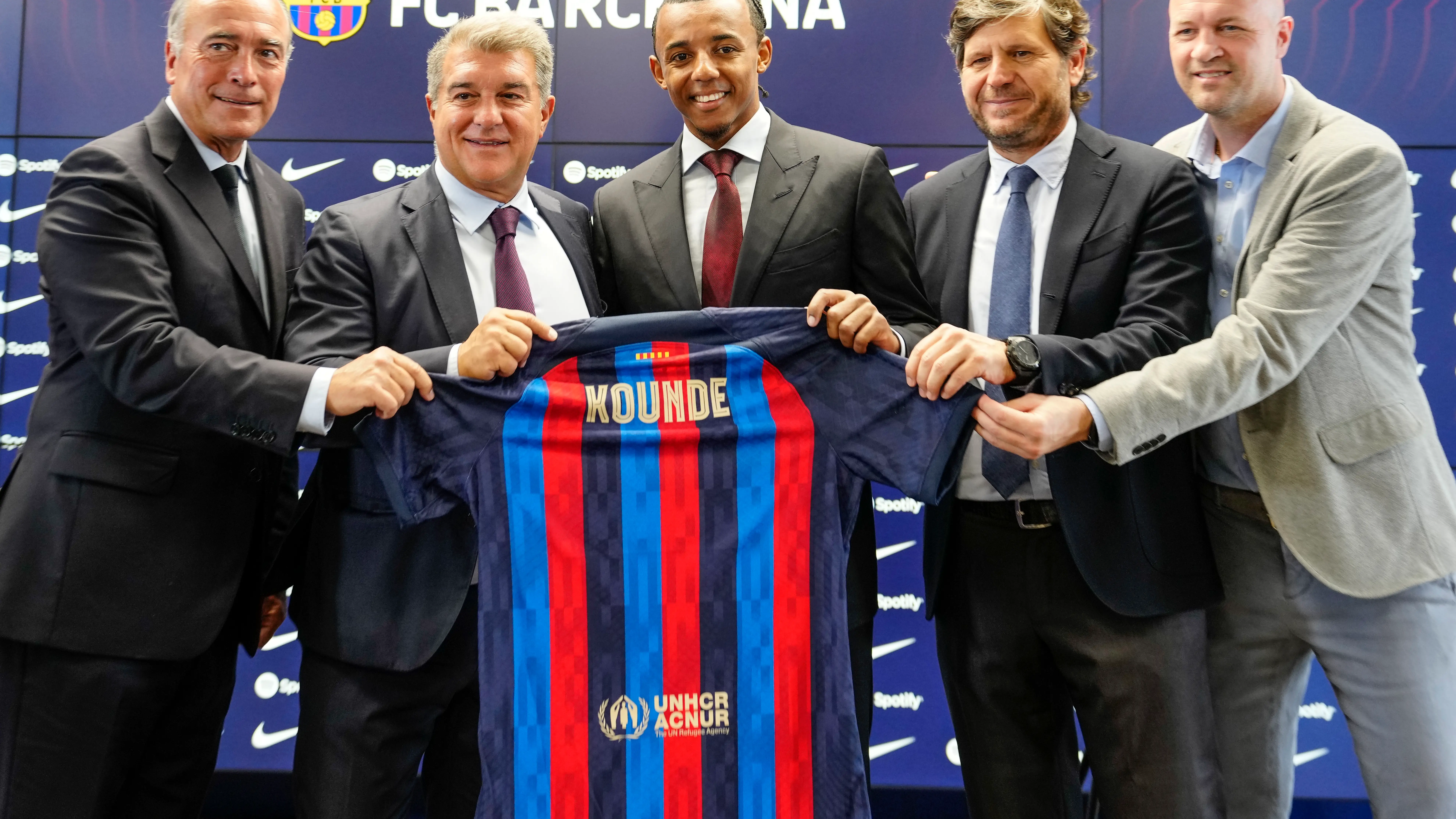 La directiva del Barcelona acompaña a Jules Koundé en su presentación La directiva del Barcelona acompaña a Jules Koundé en su presentación