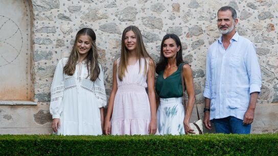 Los Reyes posan junto a sus hijas, Leonor y Sof&iacute;a