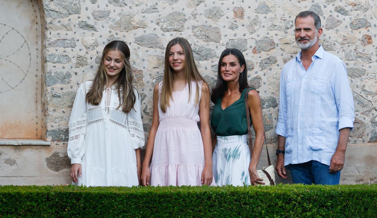 Los Reyes posan junto a sus hijas, Leonor y Sof&iacute;a