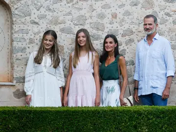 Los Reyes posan junto a sus hijas, Leonor y Sofía Los Reyes posan junto a sus hijas, Leonor y Sofía