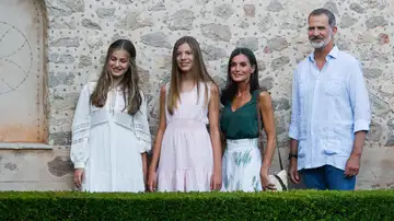 Los Reyes posan junto a sus hijas, Leonor y Sofía Los Reyes posan junto a sus hijas, Leonor y Sofía