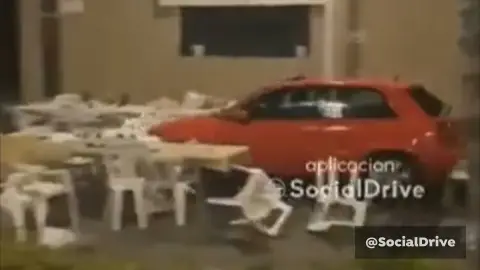 El momento en el que un coche arrolla una terraza El momento en el que un coche arrolla una terraza