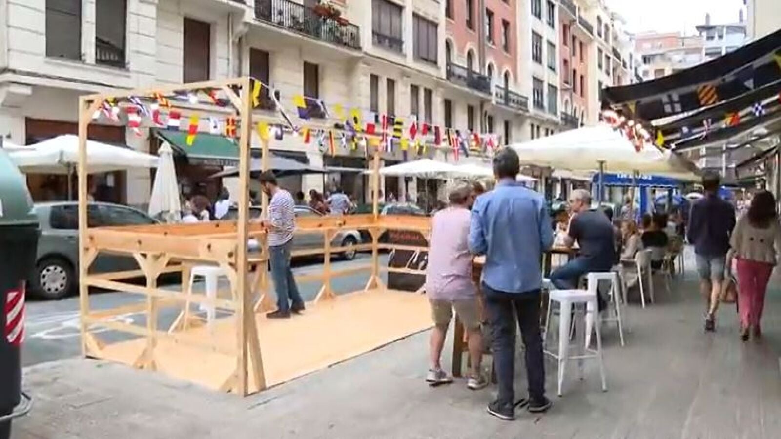 Los hosteleros de Bilbao vuelven a poner las terrazas en las plazas de aparcamiento por la llegada de turistas 
