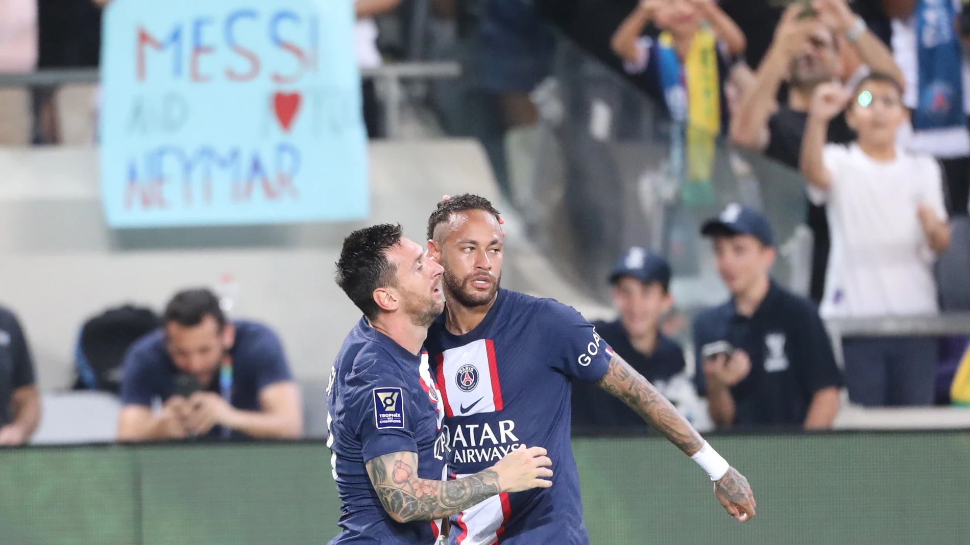 Messi y Neymar celebran un gol en la Supercopa de Francia