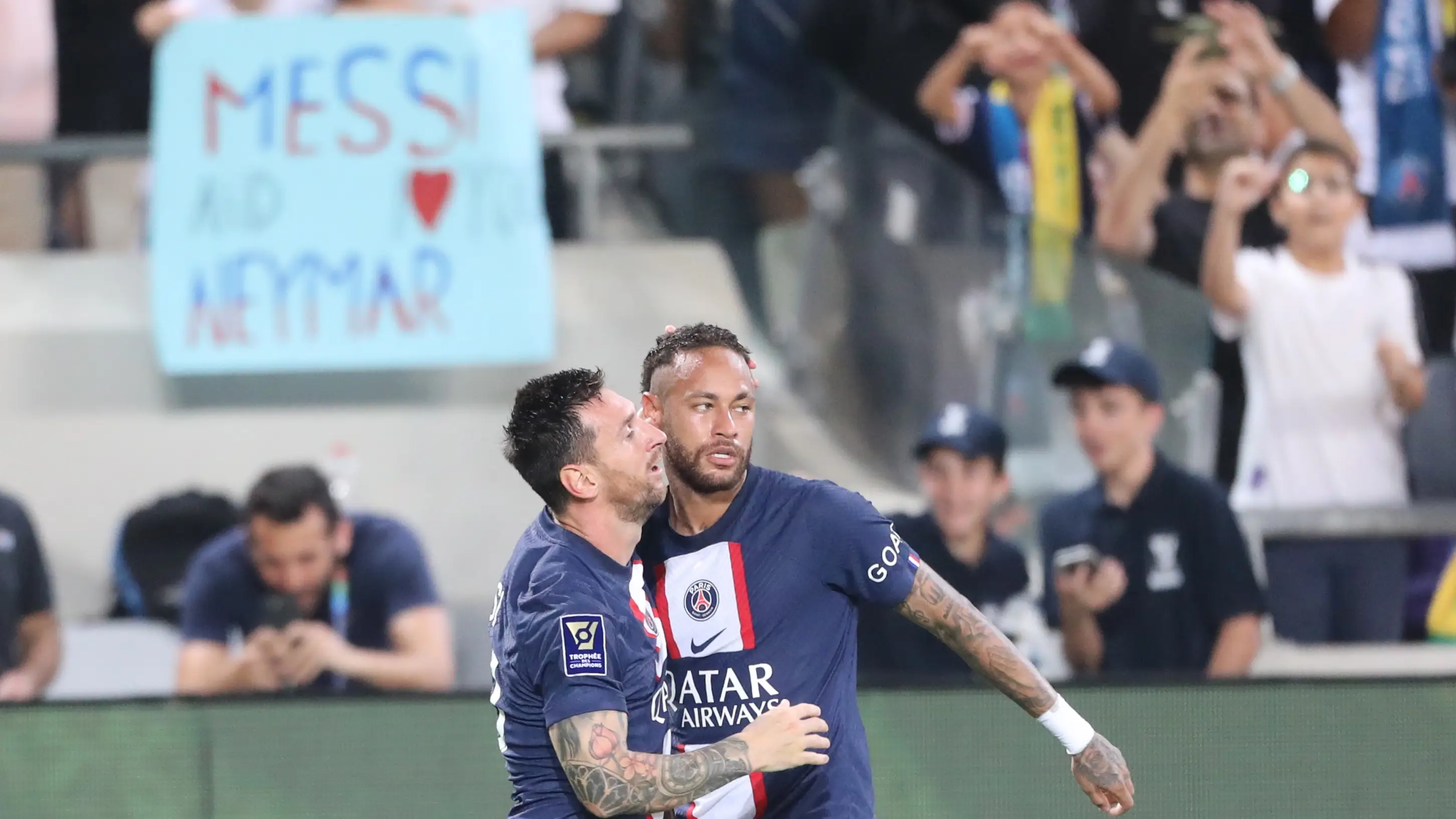 Messi y Neymar celebran un gol en la Supercopa de Francia