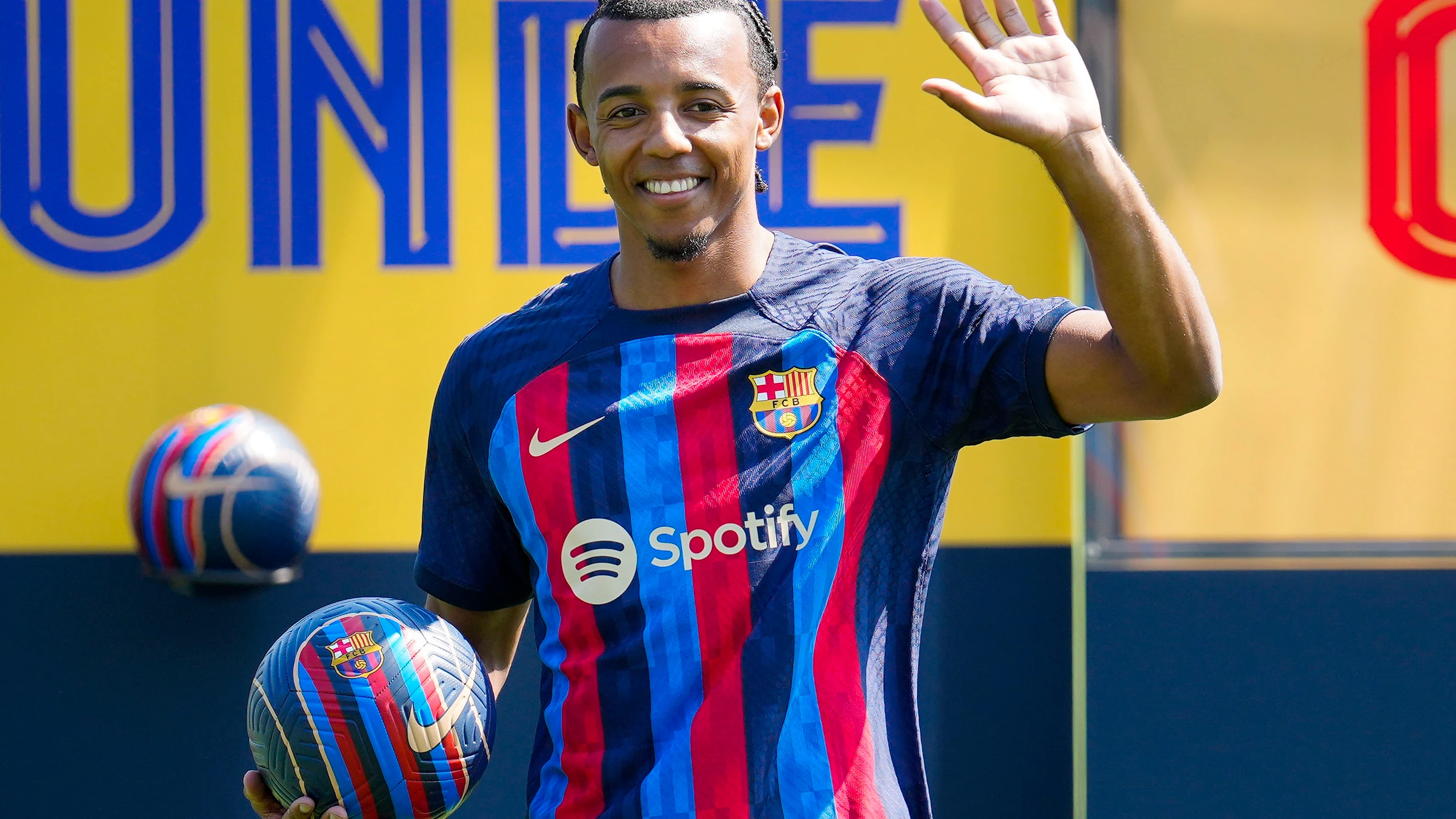 Jules Kounde, durante su presentaci&oacute;n con el Barcelona