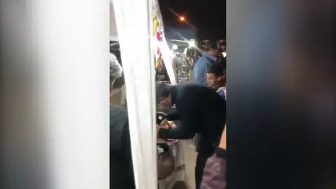 El beso de Capitanich a un maniquí El beso de Capitanich a un maniquí