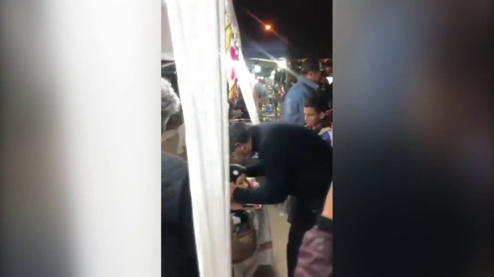 El vídeo viral de Capitanich, gobernador de Chaco, Argentina: besa a un maniquí por error 
