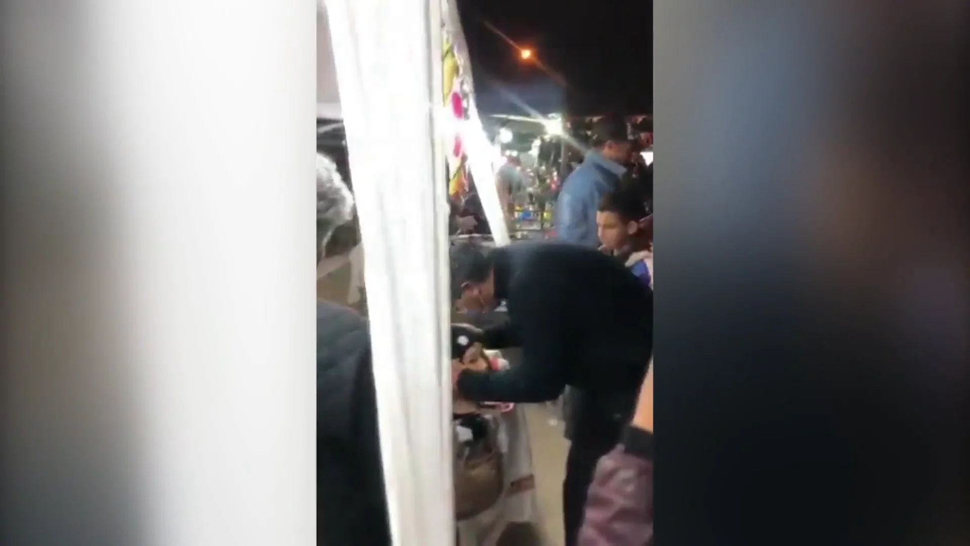 El beso de Capitanich a un maniqu&iacute; 