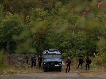 Policía de Kosovo cerca de la frontera con Serbia