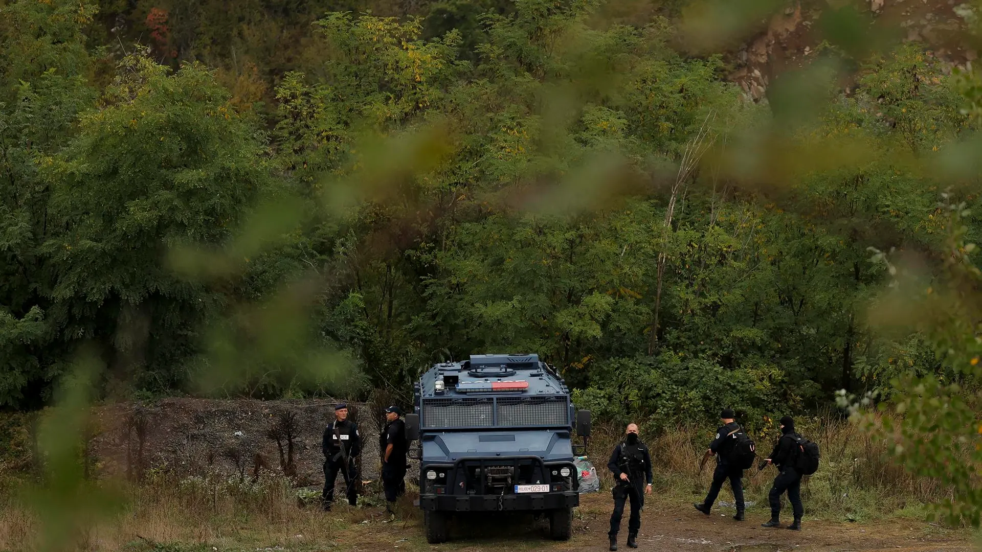 Policía de Kosovo cerca de la frontera con Serbia Policía de Kosovo cerca de la frontera con Serbia