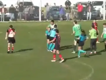Momento de la agresión de un jugador a una colegiada en un partido en Argentina
