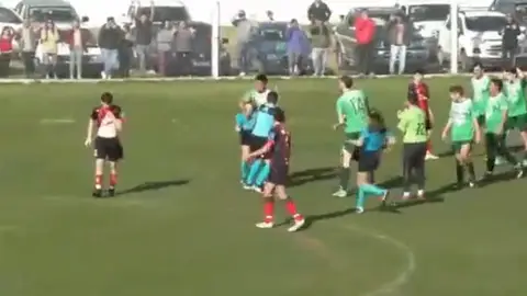 Momento de la agresión de un jugador a una colegiada en un partido en Argentina Momento de la agresión de un jugador a una colegiada en un partido en Argentina