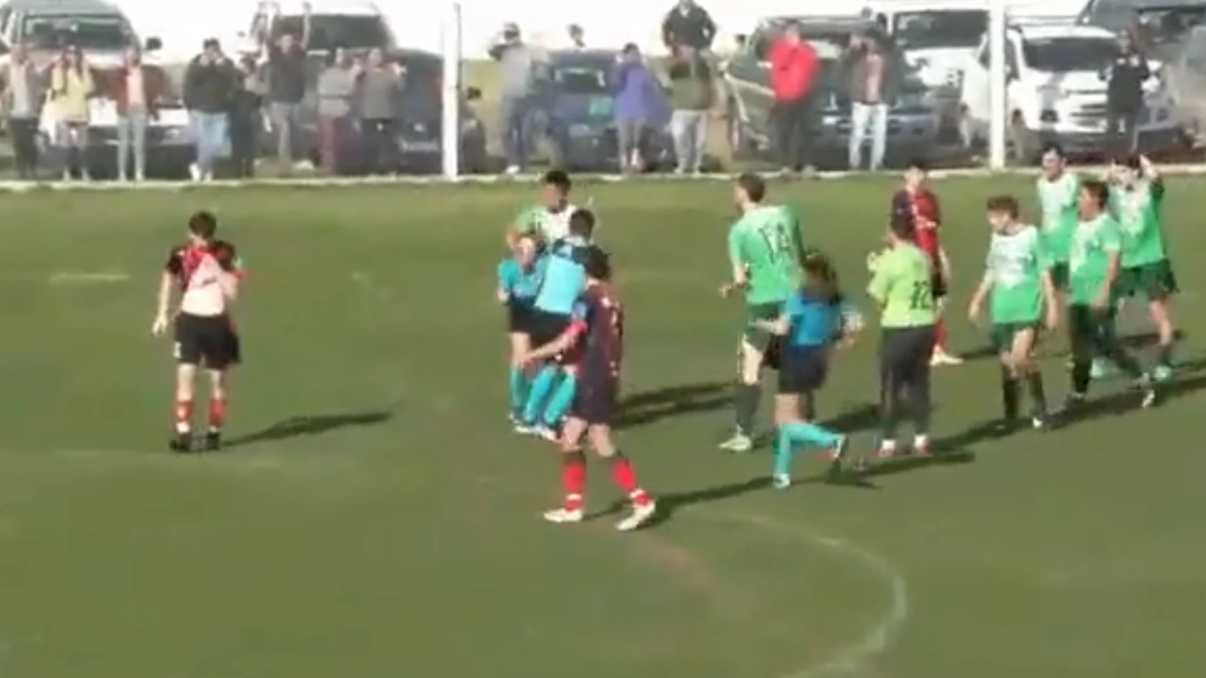 Momento de la agresión de un jugador a una colegiada en un partido en Argentina Momento de la agresión de un jugador a una colegiada en un partido en Argentina