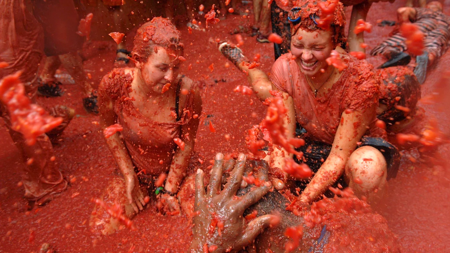 La Tomatina de Buñol es una de las fiestas más populares que se viven en el mes de agosto La Tomatina de Buñol es una de las fiestas más populares que se viven en el mes de agosto