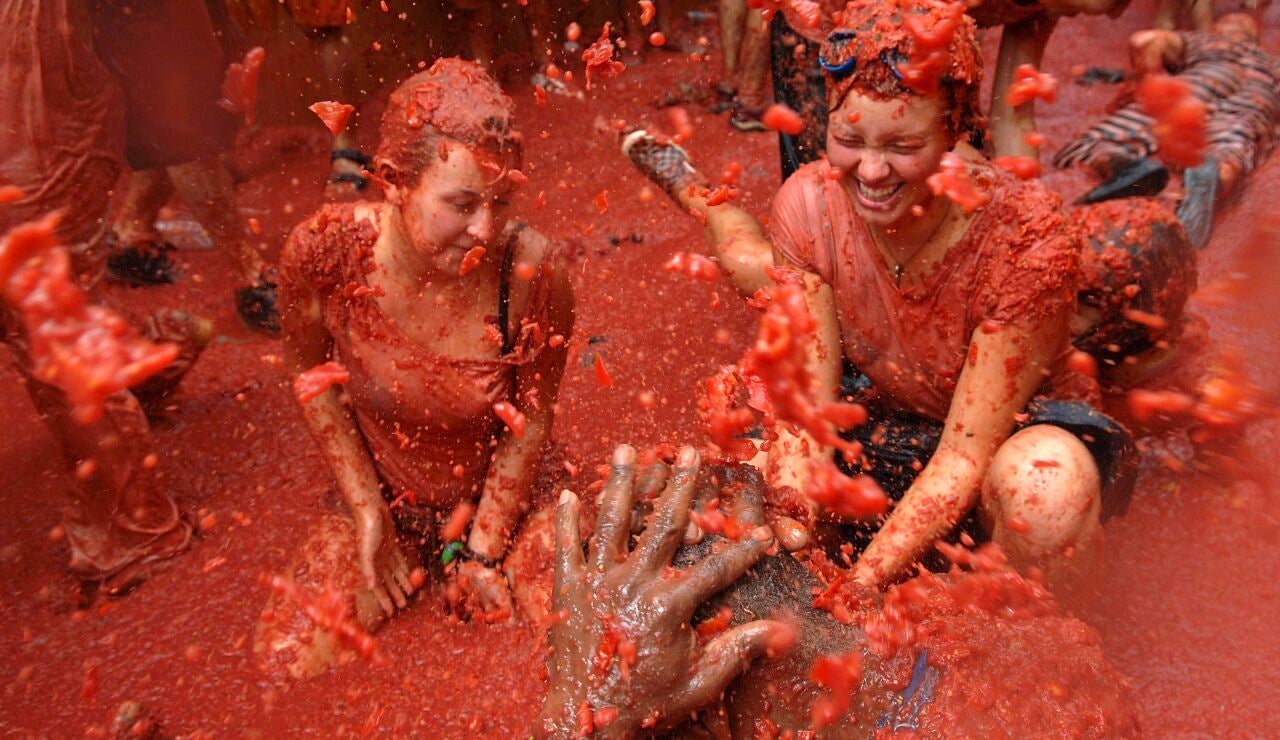 La Tomatina de Bu&ntilde;ol es una de las fiestas m&aacute;s populares que se viven en el mes de agosto