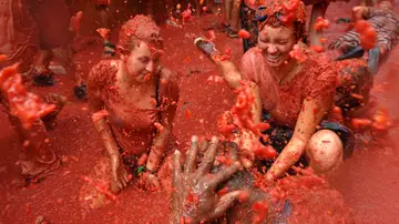 La Tomatina de Buñol es una de las fiestas más populares que se viven en el mes de agosto La Tomatina de Buñol es una de las fiestas más populares que se viven en el mes de agosto