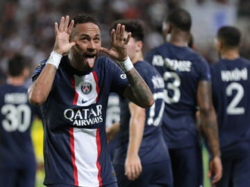 Neymar celebra uno de sus dos goles ante el Nantes