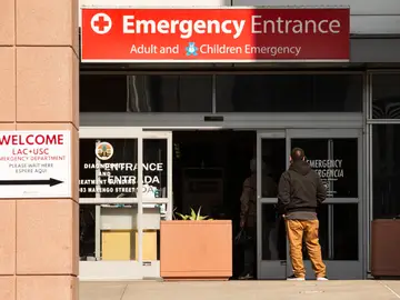 Vista de la entrada de emergencias de un hospital en Los Ángeles, California (EE.UU.) Vista de la entrada de emergencias de un hospital en Los Ángeles, California (EE.UU.)