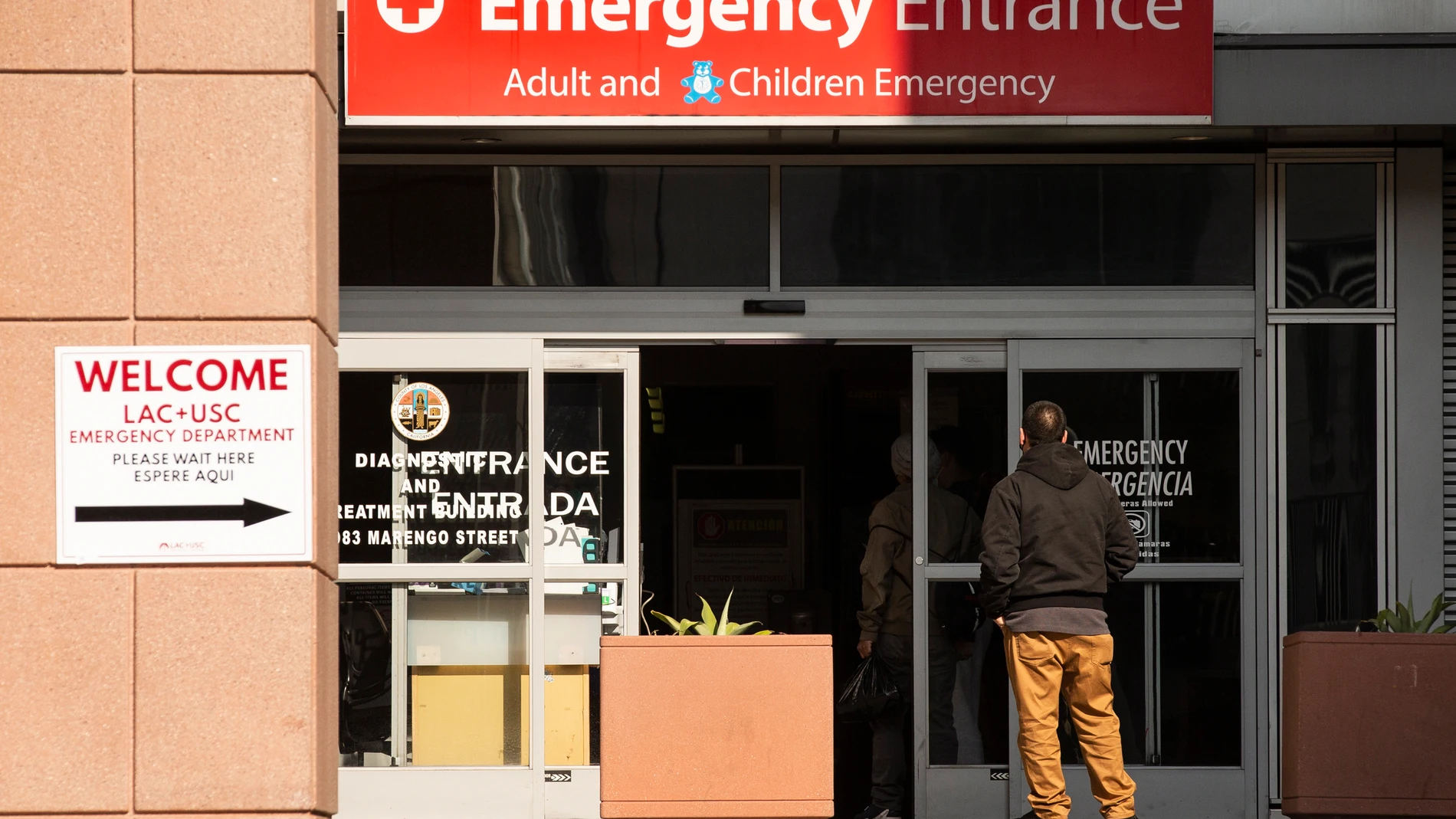 Vista de la entrada de emergencias de un hospital en Los Ángeles, California (EE.UU.)