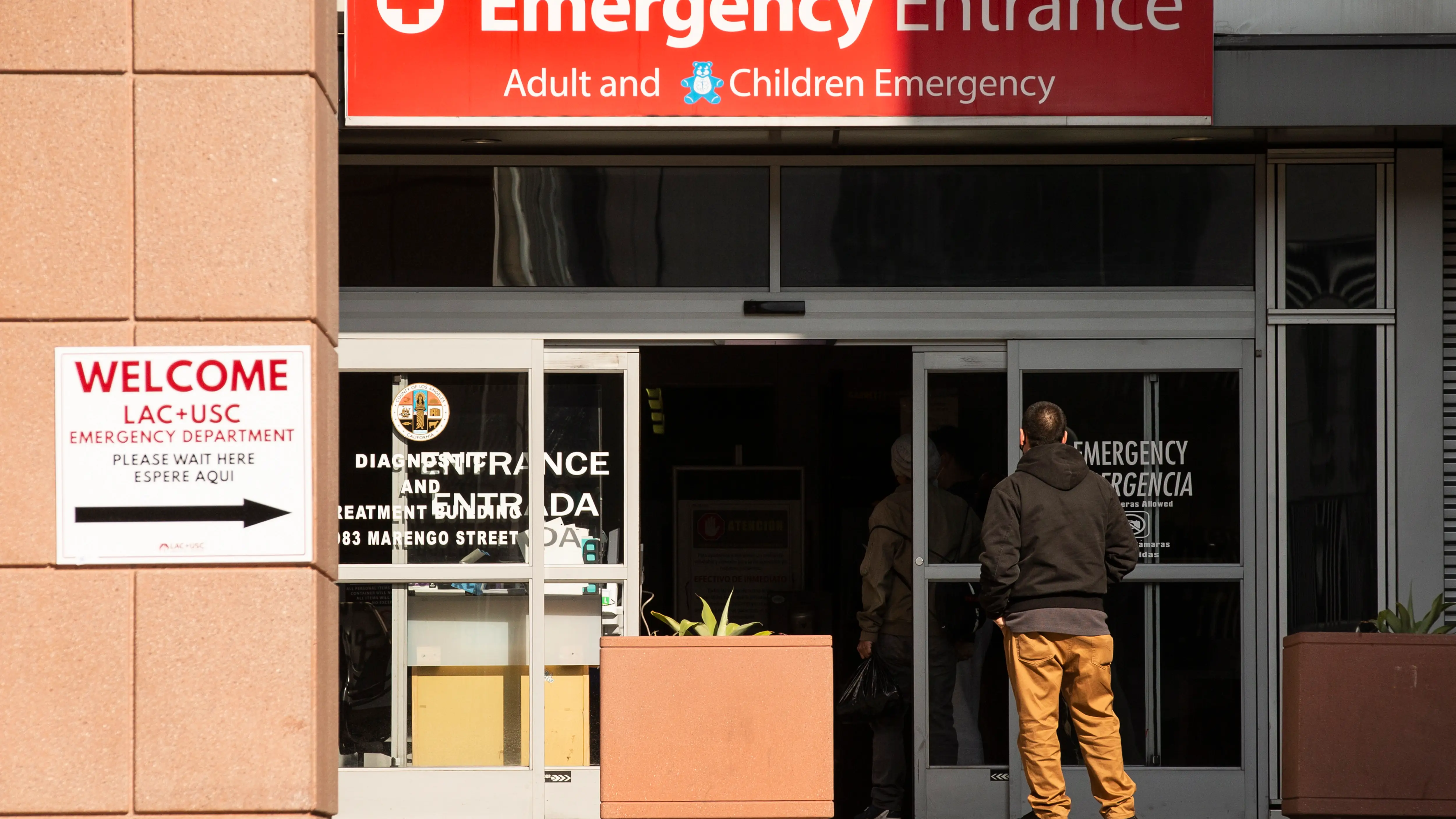 Vista de la entrada de emergencias de un hospital en Los Ángeles, California (EE.UU.) Vista de la entrada de emergencias de un hospital en Los Ángeles, California (EE.UU.)