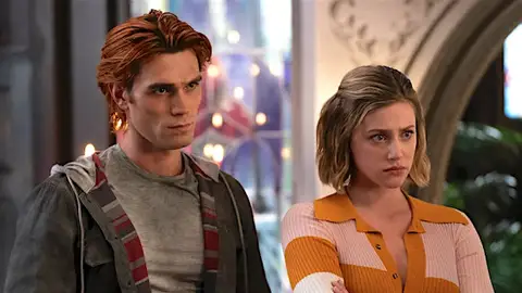 KJ Apa y Lili Reinhart en 'Riverdale' KJ Apa y Lili Reinhart en 'Riverdale'