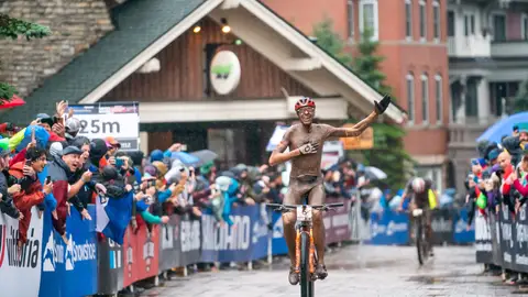 David Valero celebra su histórica victoria en Snowshoe David Valero celebra su histórica victoria en Snowshoe